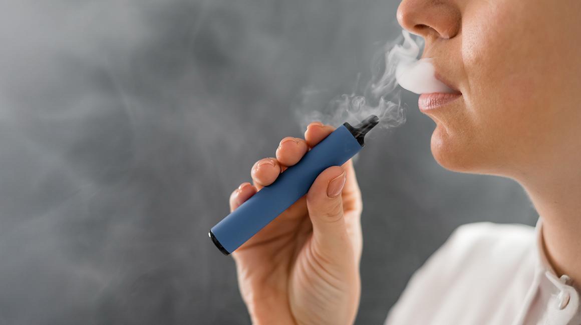 kobieta pali e-papierosa