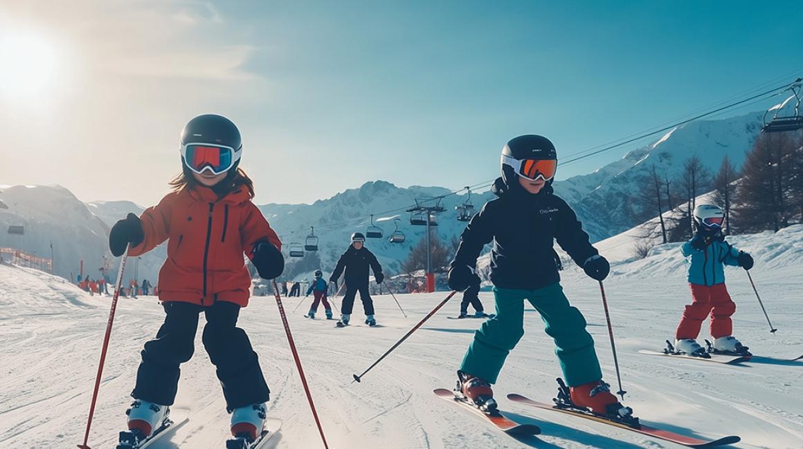 dzieci na nartach w górach