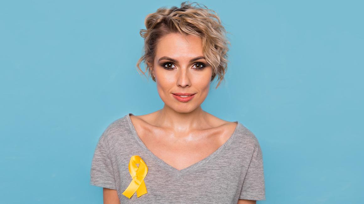 kobieta z żółtą wstążeczką