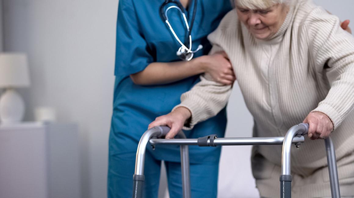 starsza kobieta idzie z chodzikiem