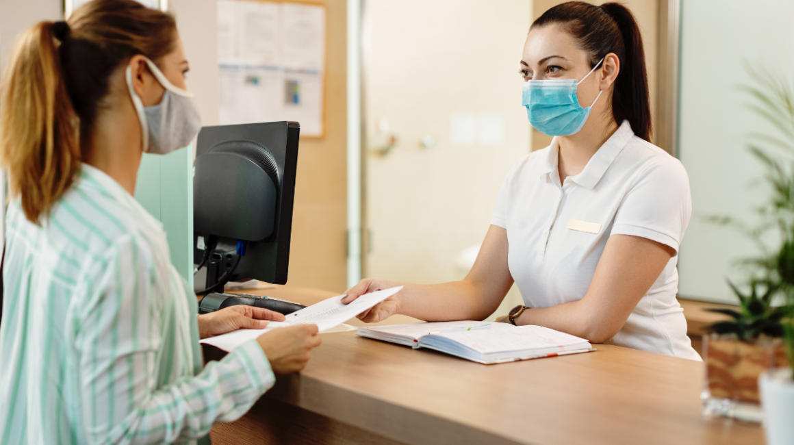 dwie kobiety w recepcji przychodni