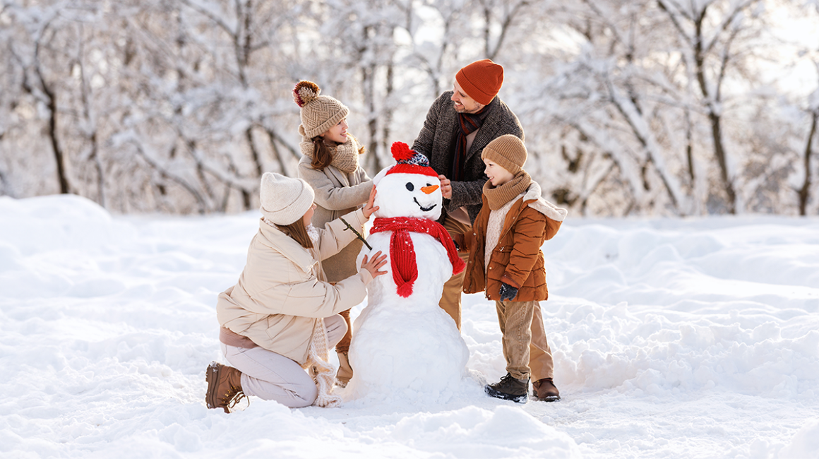 Rodzina lepi bałwana