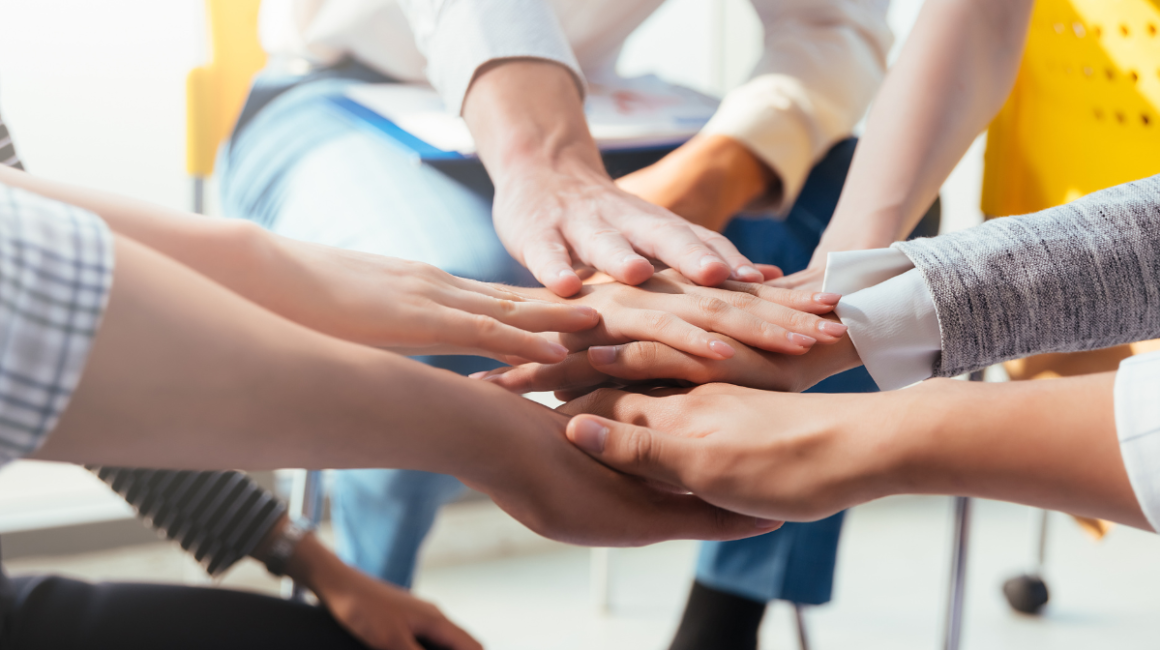 dłonie ludzi jedna na drugiej