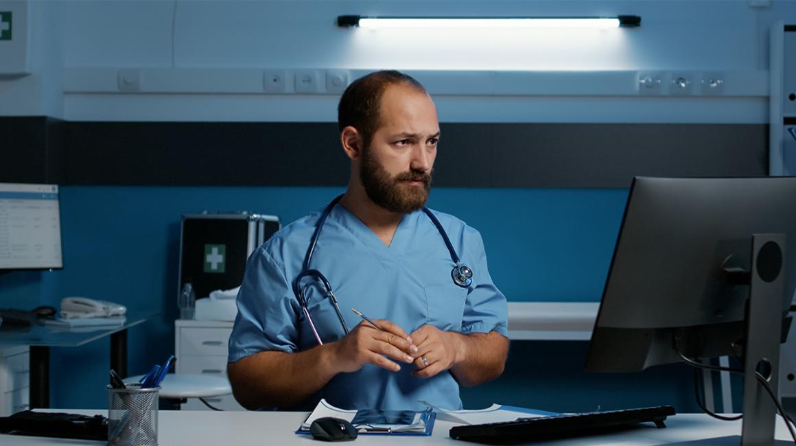 lekarz na nocnej zmianie