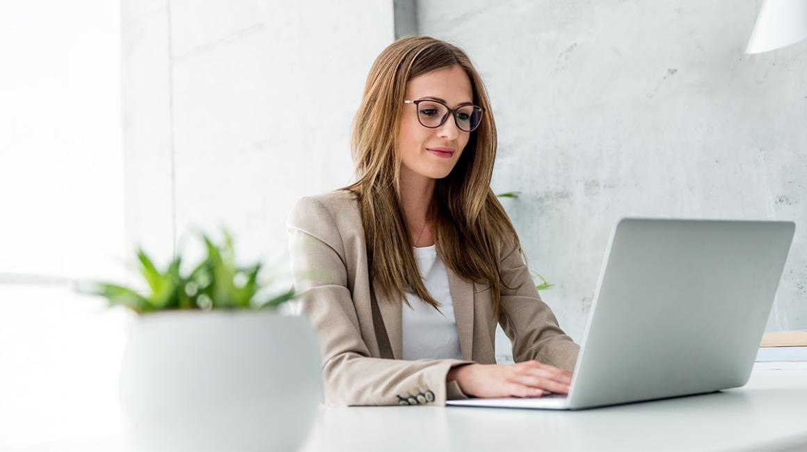 kobieta patrzy w ekran laptopa