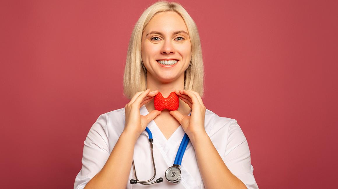 lekarka trzyma model tarczycy