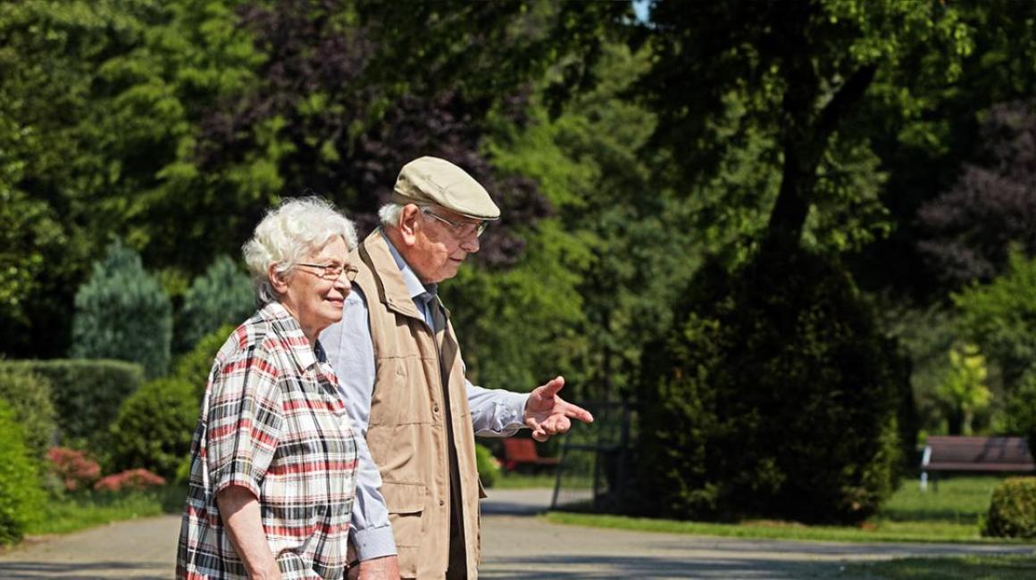 seniorzy na spacerze