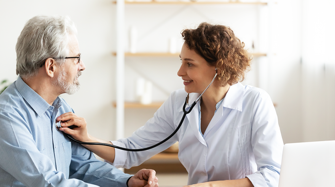 Lekarka osłuchuje serce mężczyzny