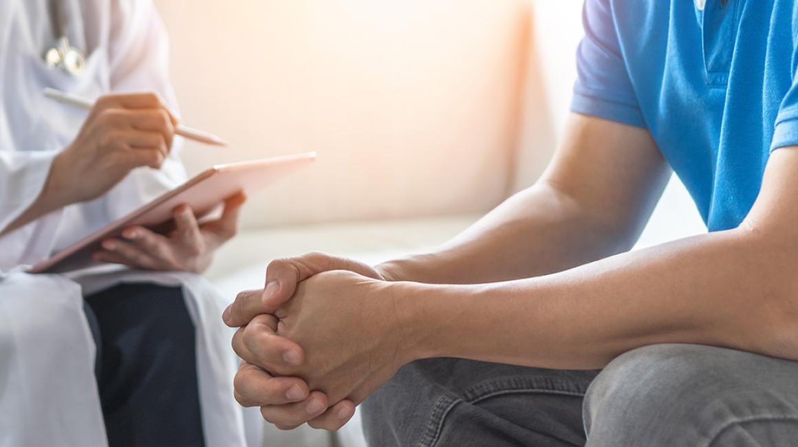 Mężczyzna rozmawia z lekarzem