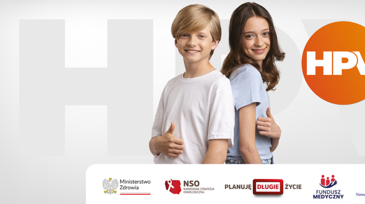 Dziewczynka i chłopiec i napis VPV