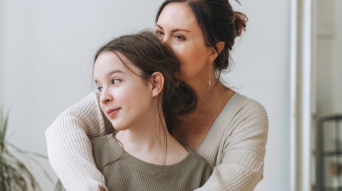Matka obejmująca nastoletnią córkę