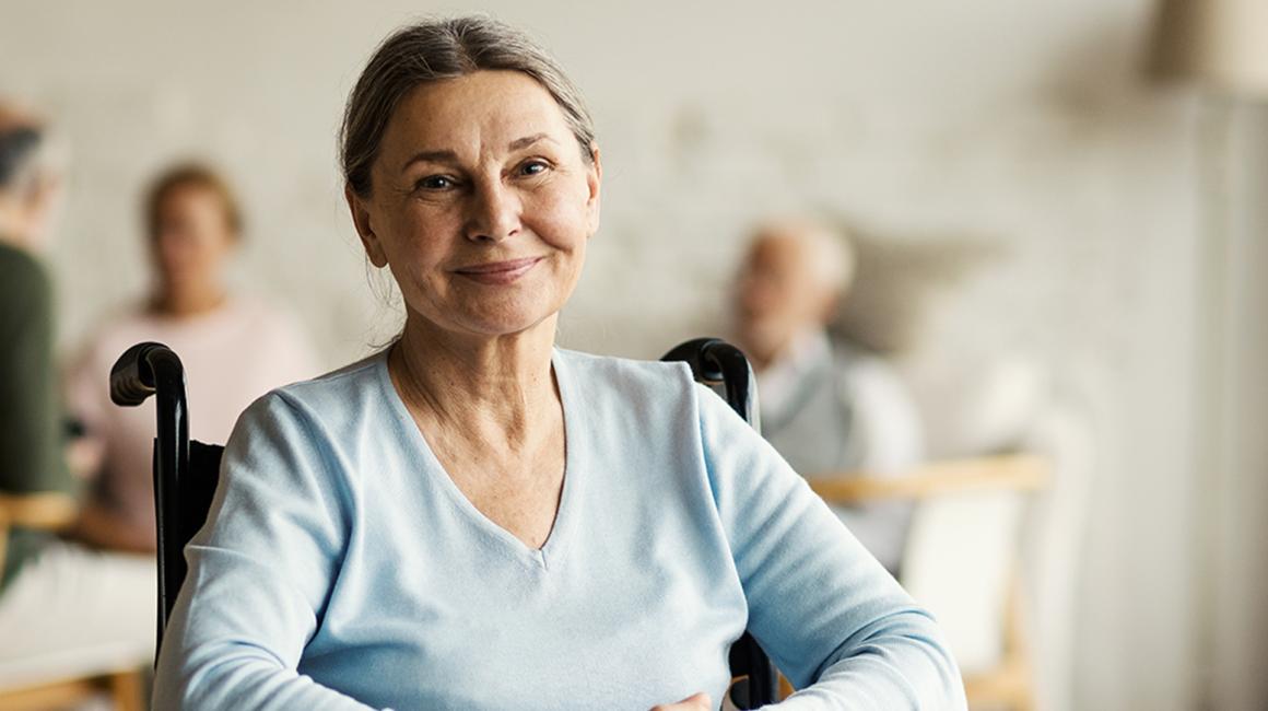 pani na wózku z uśmiechem