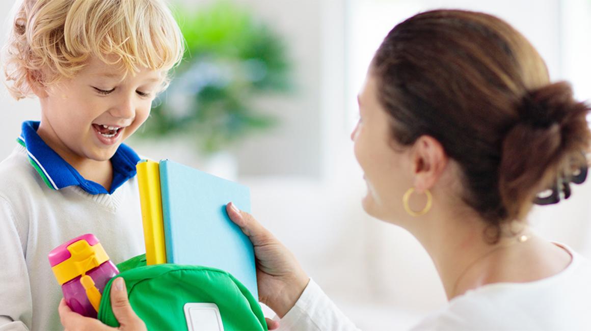 Mama daje 7latkowi tornister