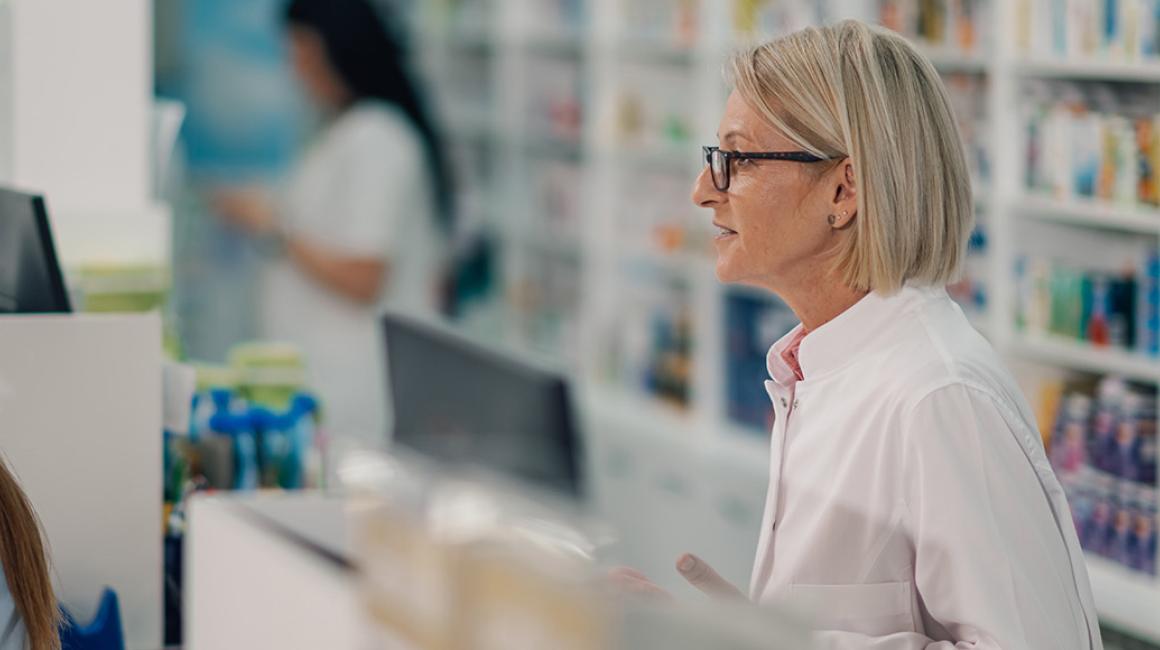 Kobieta rozmawia w aptece z farmaceutka