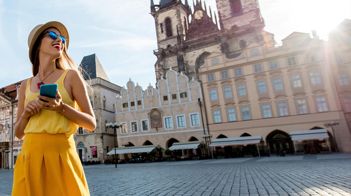 Dziewczyna z telefonem na rynku miasta