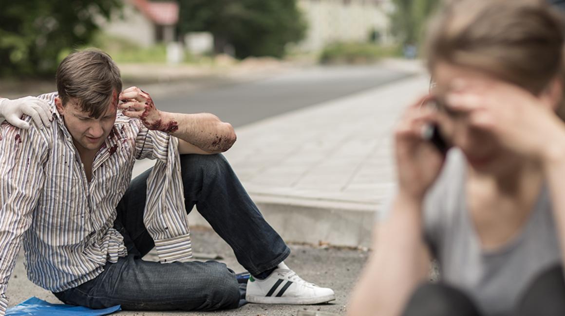 wypadek drogowy, poszkodowani, kobieta dzwoni