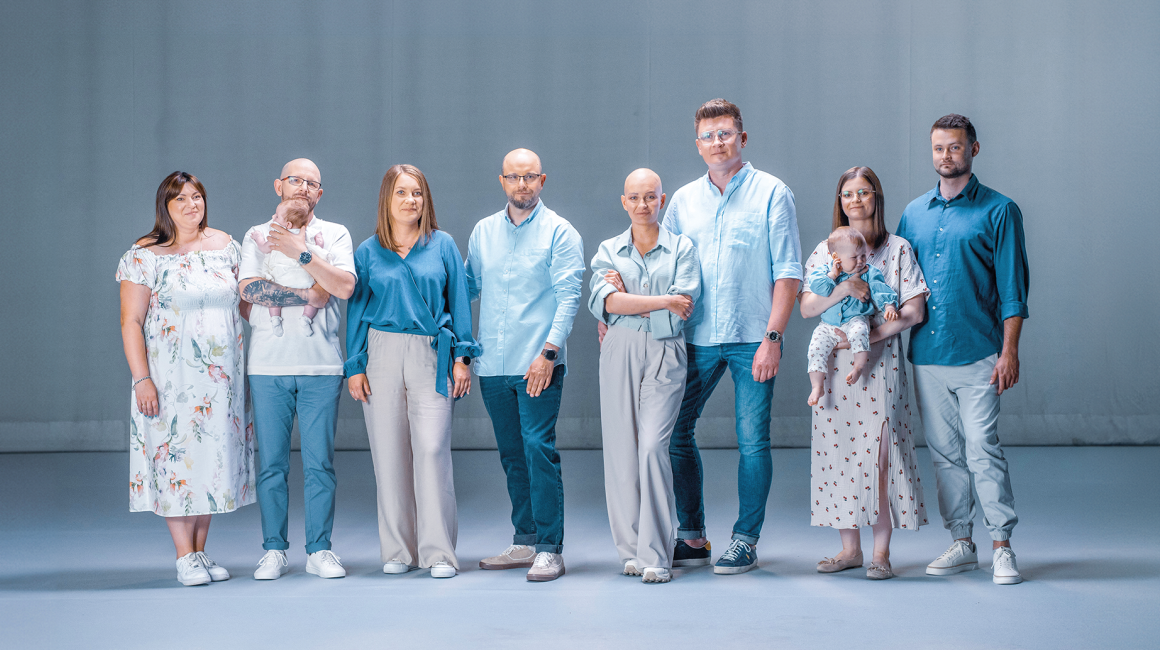 grupa osób w różnym wieku, z dziećmi i bez, w tym kobieta bez wlosów