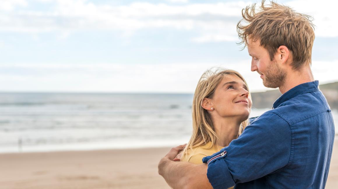 zakochana para, przytulona na plaży