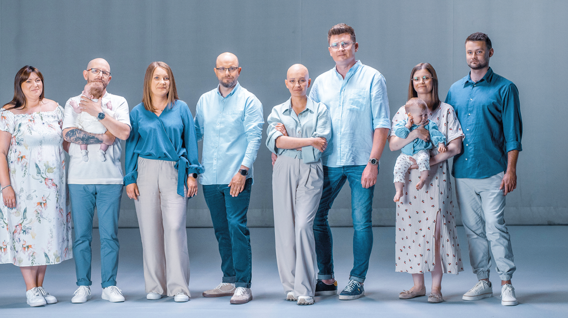 grupa osób w różnym wieku, z dziećmi i bez, w tym kobieta bez wlosów