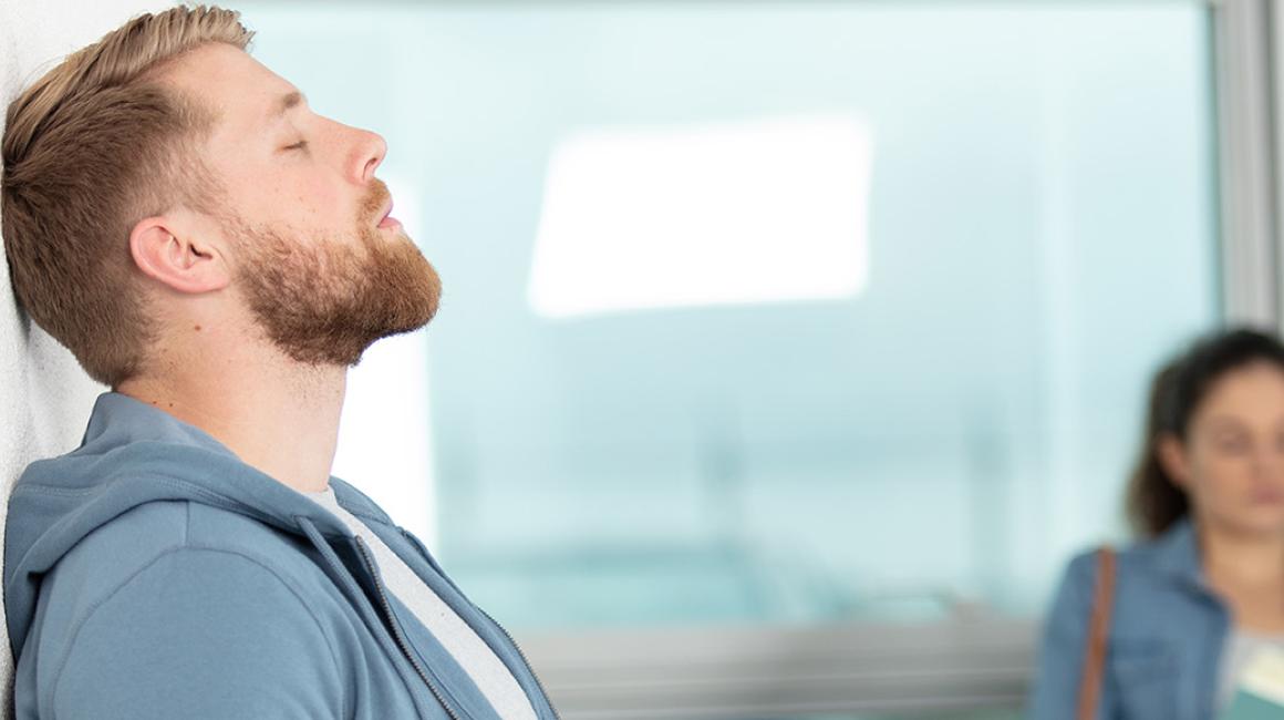 Młody mężczyzna w poczekalni