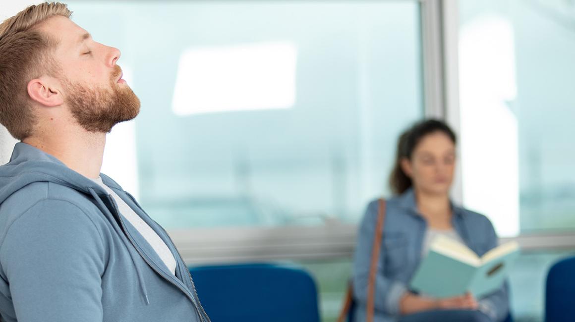 Młody mężczyzna w poczekalni 