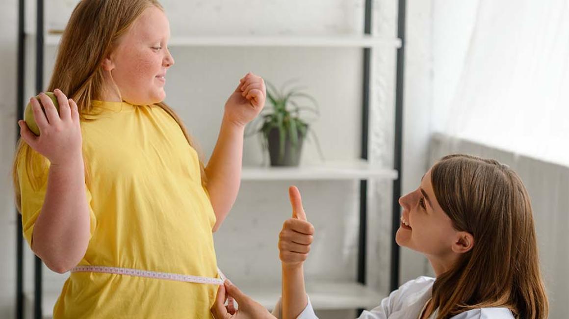 lekarka mierzy centymetrem brzuch dziewczynki