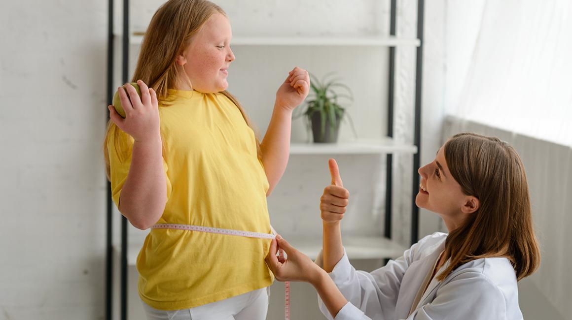lekarka mierzy centymetrem brzuch dziewczynki
