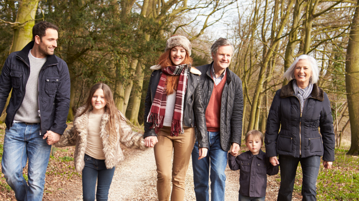 rodzina ma spacerze w lesie