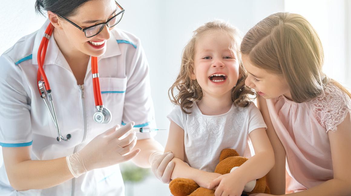 Szczepienie dziewczynki