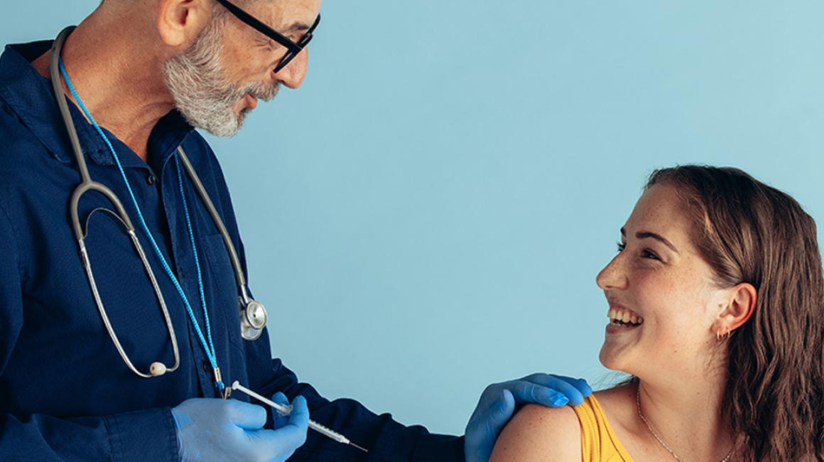 Lekarz szczepi dorosłą pacjentkę