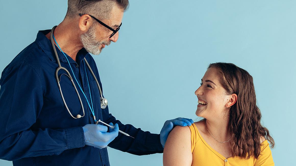 Lekarz szczepi pacjentkę