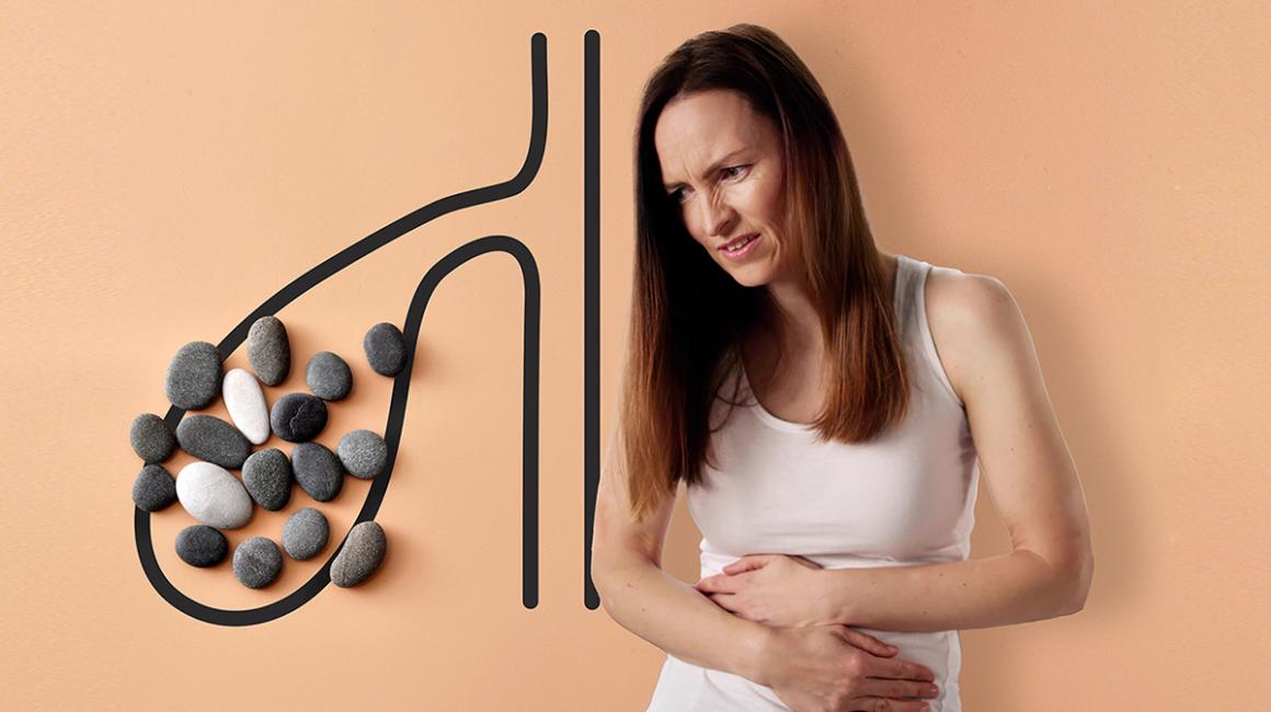 kobieta z bólem brzucha na tle rysunku woreczka żółciowego