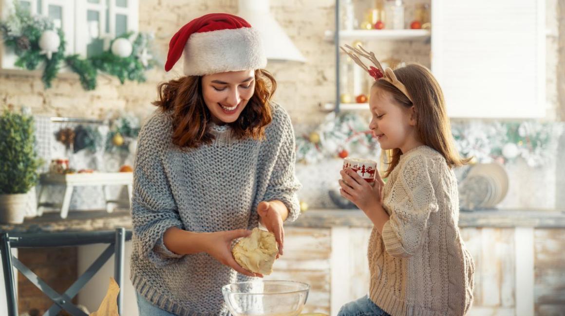 Kobieta z córką lepi pierogi