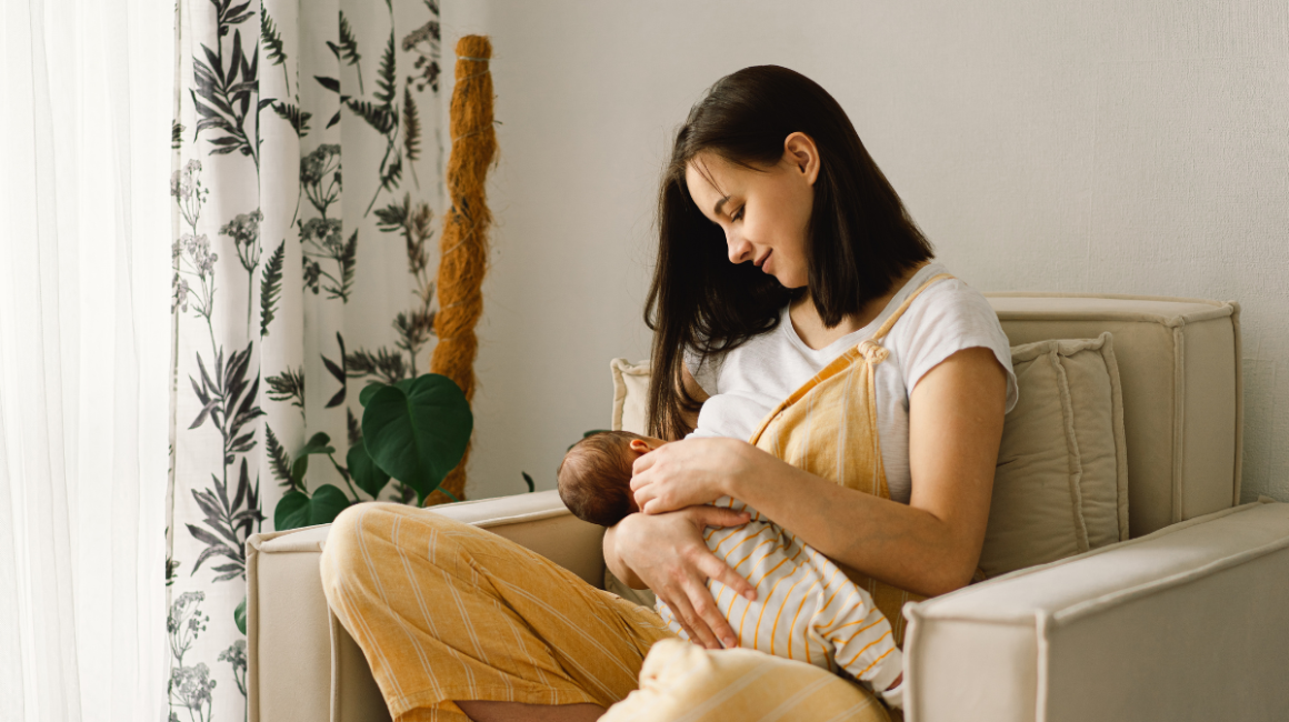 Mama karmi piersią noworodka