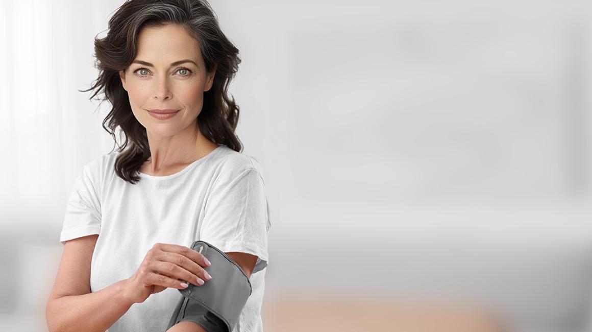 kobieta mierzy sobie ciśnienie