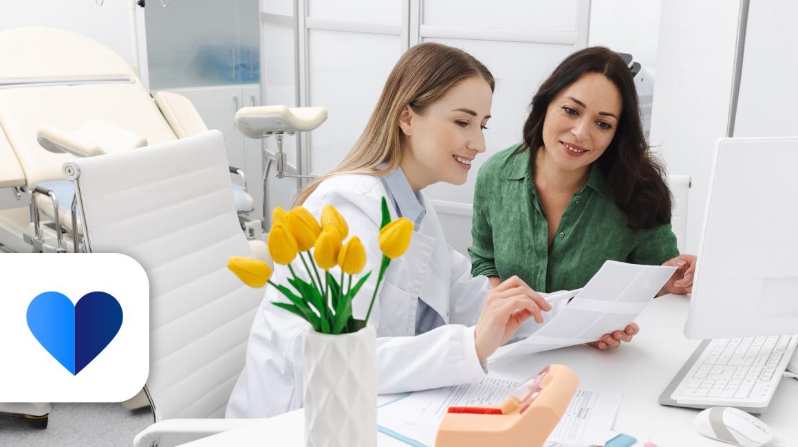 kobieta u lekarki, oglądają dokumenty medyczne