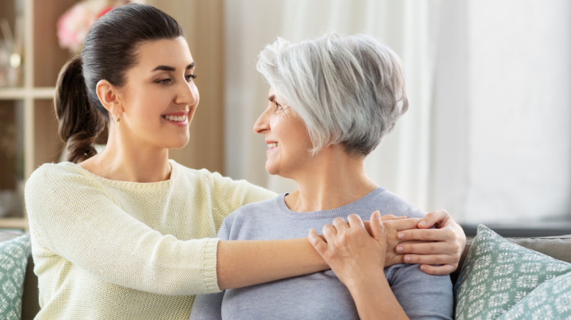 dwie kobiety siedzą na kanapie