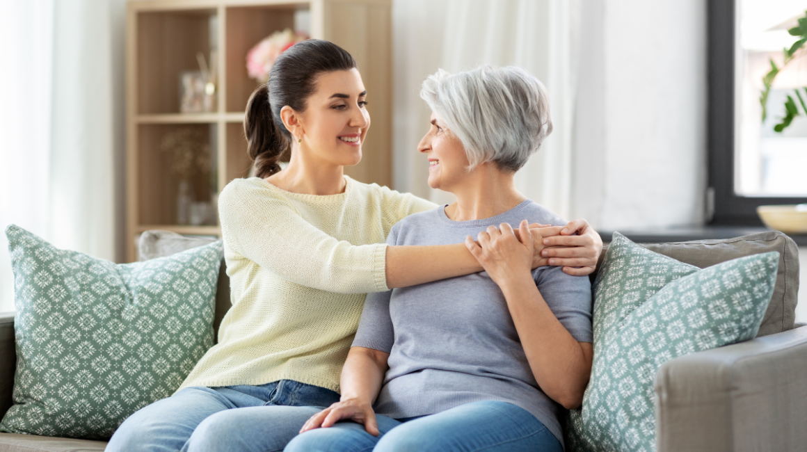 diwe kobiety siedzą na kanapie