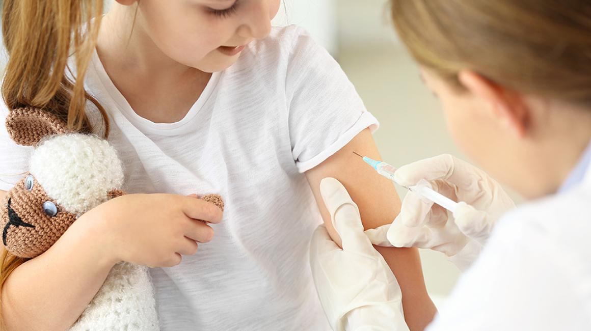 Lekarka szczepi dziecko