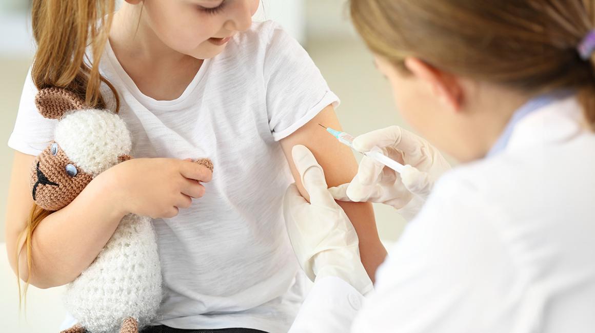 Lekarka szczepi dziewczynkę