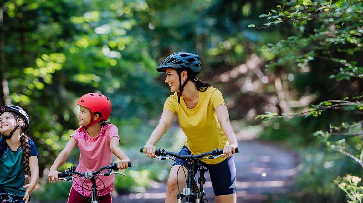 rodzice z dwójką dzieci na rowerach