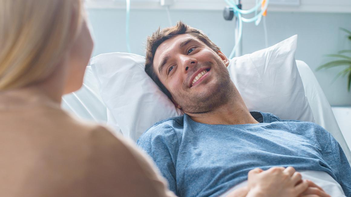 młody mężczyzna leży w szpitalu