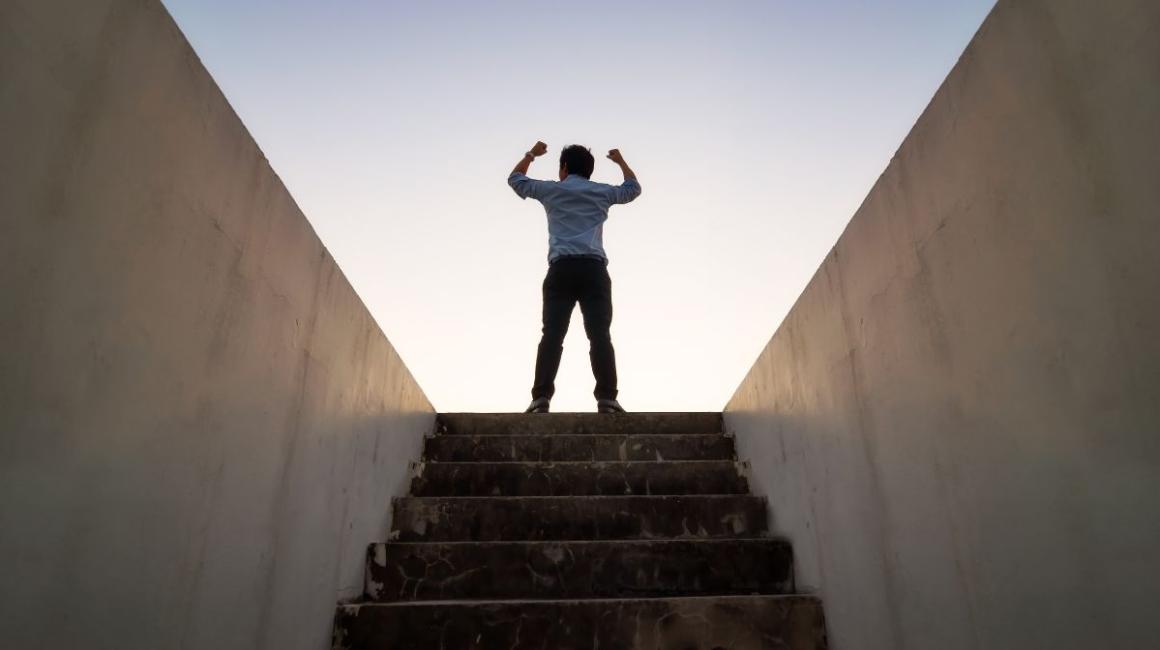 człowiek na szczycie schodów