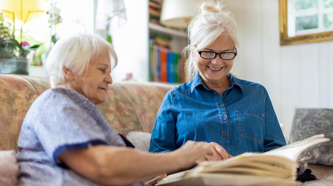 Dwie kobiety oglądają album