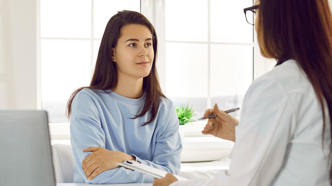 Pacjentka rozmawia z farmaceutką