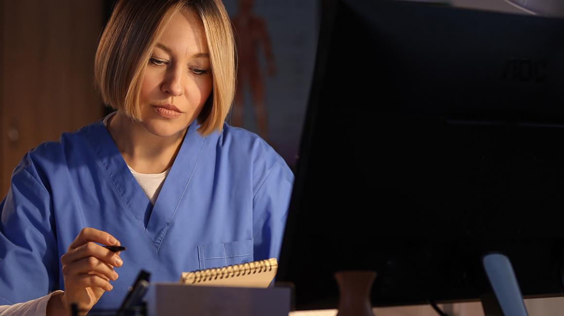 lekarka wypisuje receptę