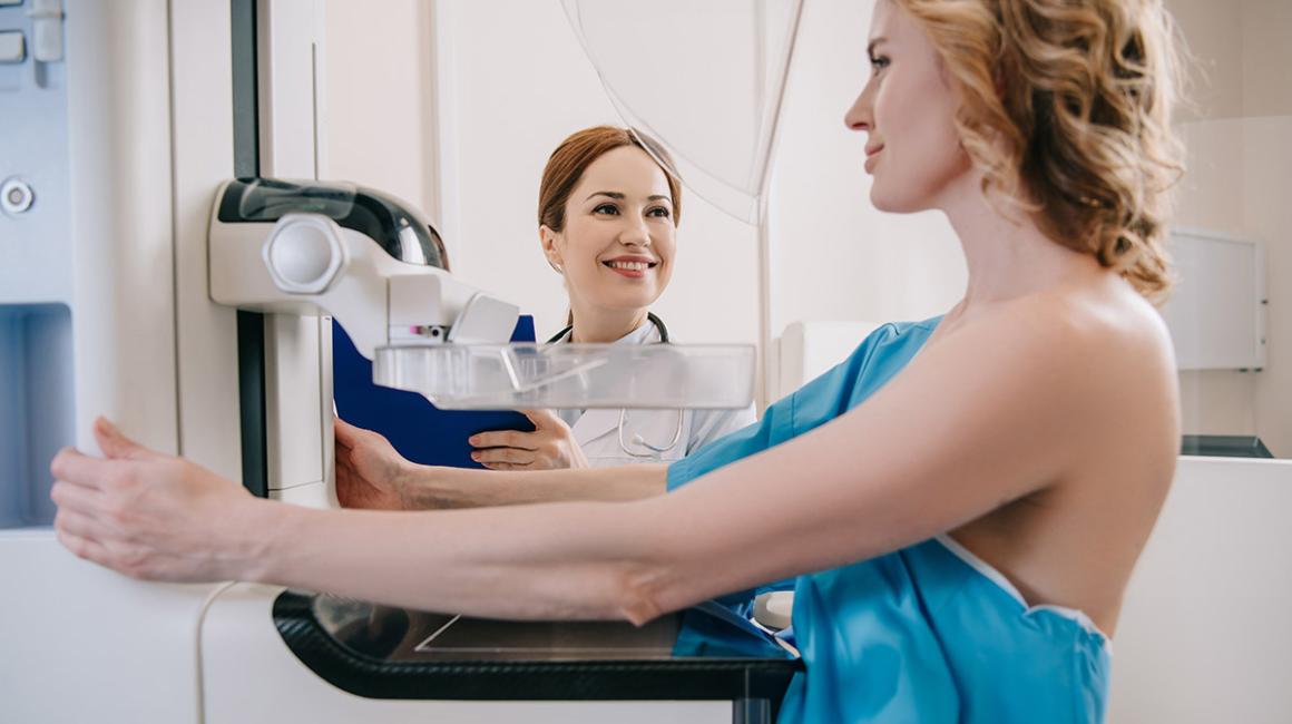 kobieta ma badanie mammograficzne