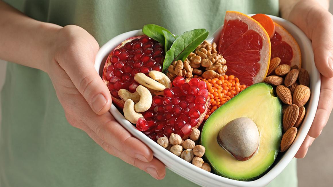 miska w kształcie serca z owocami i warzywami 