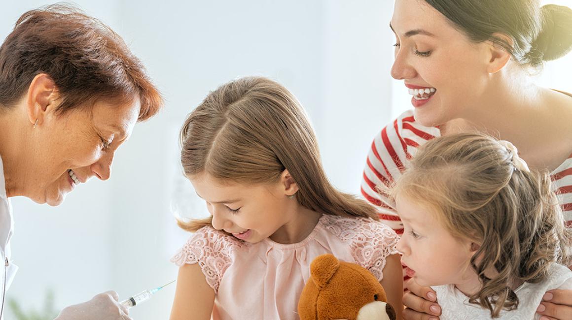 Dwie dziewczynki i mama na szczepieniu.