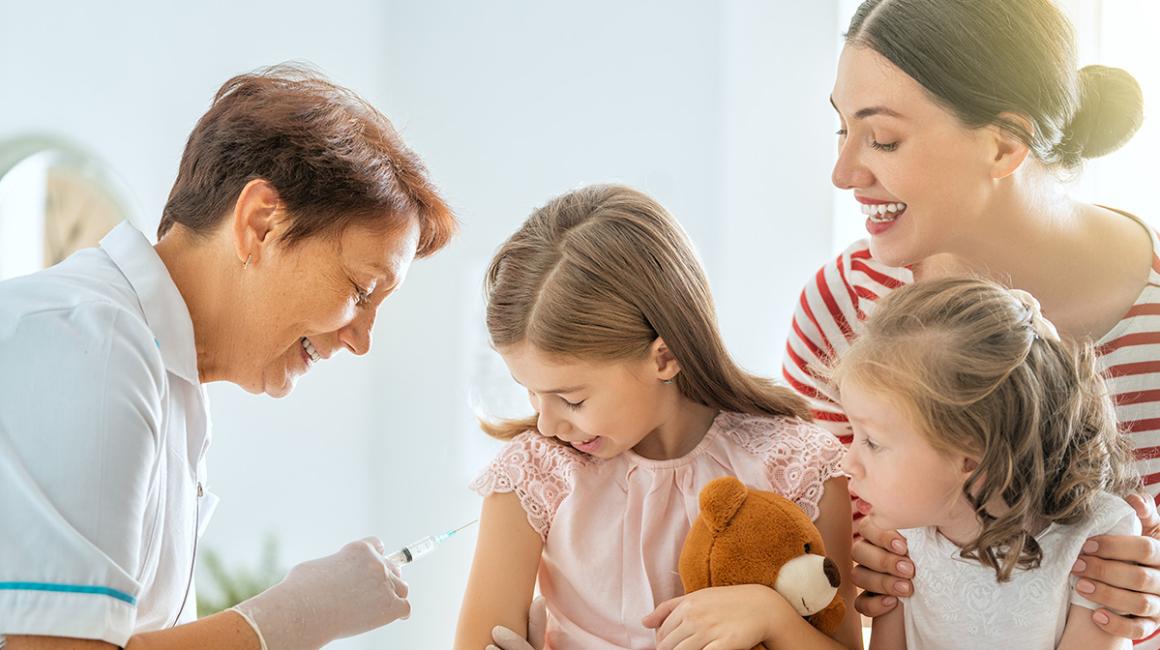 Dwie dziewczynki i mama na szczepieniu